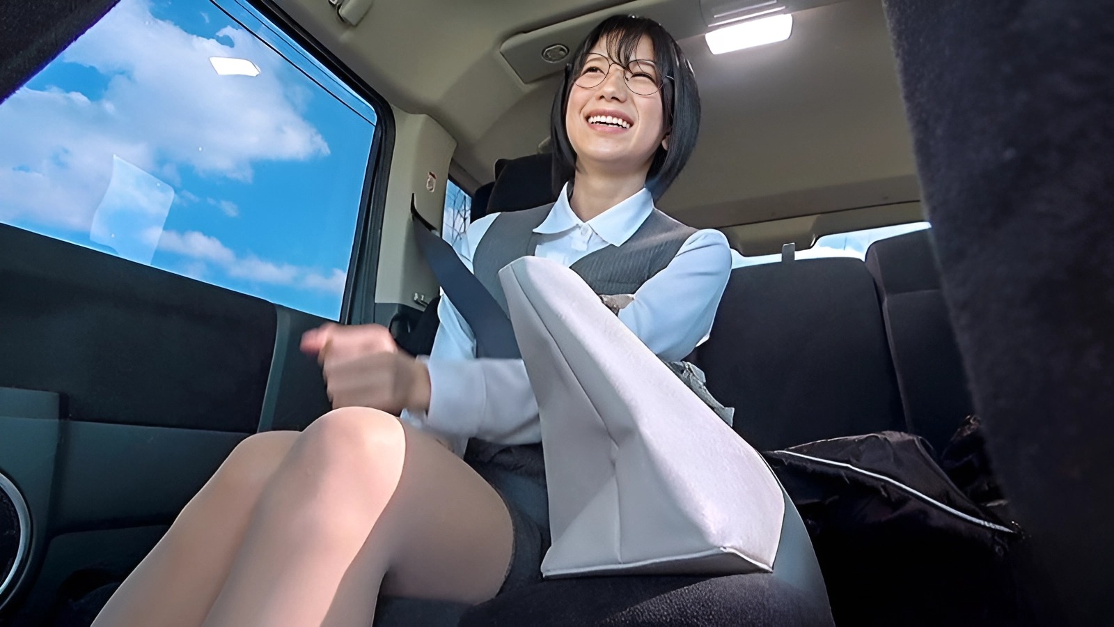 APAK-251 女性秘書と運転手が番号を受け取った